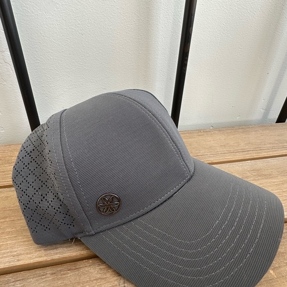 GAIAM Wander Breathable Women’s 5 Panel Athletic Cap/Hat - Picture 1 of 6